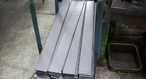 遇到困難,齊心協(xié)力,解決東莞合頁(yè),東莞鉸鏈.卷圓工序發(fā)熱,尺寸差異問(wèn)題